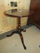 A SMALL 19TH CENTURY MAHOGANY TRIPOD WINE TABLE, H 52 cm, Dia. 37 cm