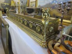 A 19TH CENTURY LARGE BRASS PIERCED FENDER WITH UNUSUAL DOG RING FINIALS, W 136 cm