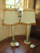A PAIR OF VINTAGE COLUMN STYLE LAMPS AND SHADES, OVERALL H 61 cm