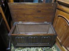 A 20TH CENTURY SMALL OAK LINENFOLD COFFER, W 90 cm