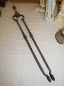 A SET OF GEORGIAN STEEL FIRE TONGS, L 73 cm