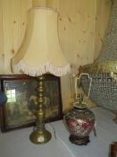 A TRADITIONAL BRASS TABLE LAMP AND SHADE, OVERALL H 79 cm, TOGETHER WITH A MODERN CERAMIC TABLE LAMP
