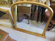 A MODERN ARCHED GILT FRAMED OVERMANTLE MIRROR - H 90 cm, W 130 cm