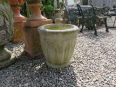 A STONE GARDEN URN, H 40 cm