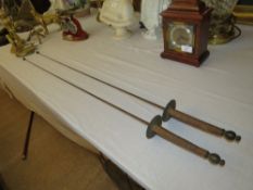 A PAIR OF VINTAGE FENCING EPEES, L 102 cm (2)