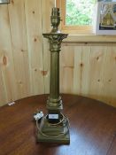 A TRADITIONAL BRASS EFFECT CORINTHIAN COLUMN TABLE LAMP, H 48 cm