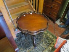 A REPRODUCTION MAHOGANY TRIPOD PEDESTAL TABLE