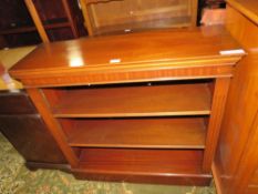 A REPRODUCTION MAHOGANY OPEN BOOKCASE, W 95 cm