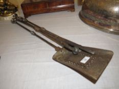 A SET OF THREE GEORGIAN FIRE IRONS COMPRISING SHOVEL, TONGS & POKER (3)