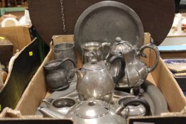 A TRAY OF ASSORTED PEWTER TO INCLUDE TEA SET, TANKARDS ETC