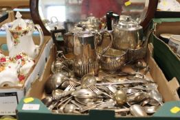 A TRAY OF SILVER PLATED WARE TO INCLUDE A FIVE PIECE TEA AND COFFEE SERVICE, FLATWARE ETC TOGETHER