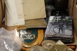 A TRAY OF MILITARY RELATED COLLECTABLES TO INCLUDE BUTTONS PLAQUES AND PICTURES ETC