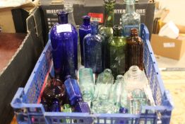 A TRAY OF VINTAGE GLASS TO INCLUDE BLUE MEDICINE EXAMPLES