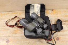 A PAIR OF CHINON RB OPTIC BINOCULARS IN CARRY BAG