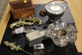 A SMALL QUANTITY OF COLLECTABLES TO INCLUDE TWO SILVER PLATED SPRING HINGED MUSSEL SHELLS,