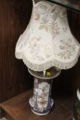 A VINTAGE ORIENTAL IMARI VASE TABLE LAMP - WITH RESTORATION
