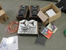 AN AKAI GX-4000D REEL TO REEL PLAYER COMPLETE WITH A PAIR OF SPEAKERS AND A SELECTION OF REELS TO