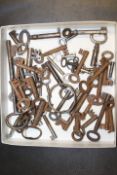 A COLLECTION OF ASSORTED VINTAGE KEYS - APPROX 44