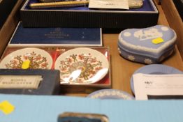 A TRAY OF CERAMICS ETC TO INCLUDE AN ADDIS DRESSING TABLE SET, WEDGWOOD BLUE JASPERWARE, ROYAL