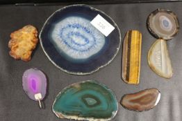 A SMALL QUANTITY OF AGATE SPECIMENS TO INCLUDE PENDANTS
