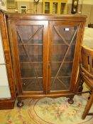 AN OAK VINTAGE GLAZED BOOKCASE W-76 CM