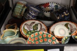 A TRAY OF ASSORTED STUDIO POTTERY