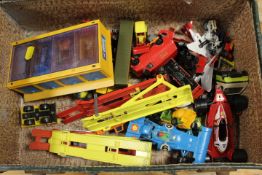 A VINTAGE SUITCASE CONTAINING ASSORTED TOY CARS TO INCLUDE CORGI