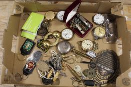 A TRAY OF COLLECTABLES TO INCLUDE ASSORTED POCKET WATCHES, COINAGE, BADGES ETC