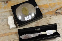 A SMALL QUANTITY OF COLLECTABLES TO INCLUDE AN INUIT CARVED CARIBU BONE TALISMAN, HALLMARKED