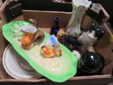 A SMALL TRAY OF CERAMICS TO INCLUDE A BESWICK FOAL AND CERAMIC CAT FIGURES ETC