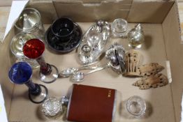 A TRAY OF ASSORTED COLLECTABLES TO INCLUDE A CRUET SET, HIP FLASK ETC