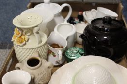A TRAY OF ASSORTED CERAMICS