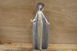 A LLADRO FIGURINE OF A LADY