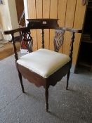 AN EARLY 20TH CENTURY CORNER CHAIR