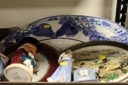 A SMALL SELECTION OF CERAMICS TO INCLUDE A SMALL WEDGWOOD BLUE JASPERWARE DESK CLOCK