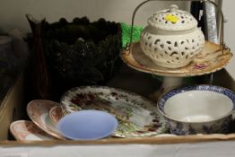 A TRAY OF ASSORTED CERAMICS TO INCLUDE A SET OF ROYAL ALBERT OLD COUNTRY ROSES STYLE 'FOUR