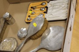 A SMALL TRAYS OF ASSORTED HALLMARKED SILVER AND SILVER PLATED WARE TO INCLUDE A HALLMARKED SILVER