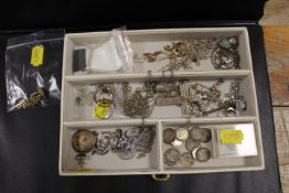 A TRAY OF ASSORTED SILVER AND OTHER JEWELLERY ITEMS TO INCLUDE A SMALL QUANTITY OF SILVER COINAGE