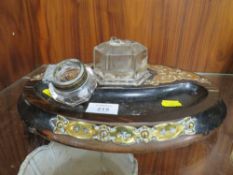 A VINTAGE BRASS MOUNTED COROMANDEL ? DESK TIDY WITH INKWELL (DAMAGED)