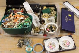 A SELECTION OF ASSORTED COSTUME JEWELLERY ETC