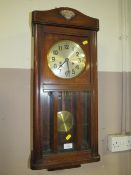 AN EARLY 20TH CENTURY WALLCLOCK