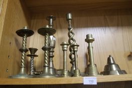 A COLLECTION OF BRASSWARE TO INCLUDE CANDLE STICKS