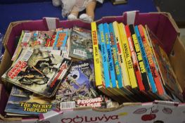 A TRAY OF PICTURE LIBRARY BOOKS TOGETHER WITH ANNUALS AND COMICS
