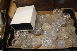 A TRAY OF ASSORTED GLASSWARE