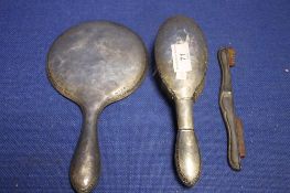 A COLLECTION OF HALLMARKED SILVER ITEMS