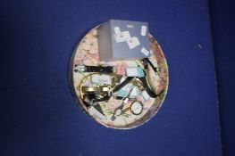 A TRAY OF ASSORTED COSTUME JEWELLERY