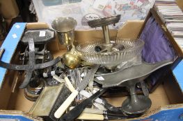 A BOX OF METALWARE TO INCLUDE A PEWTER COMPORT