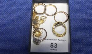 A QUANTITY OF GOLD AND YELLOW METAL RINGS