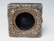 AN HALLMARKED SILVER FRONTED POCKET WATCH FRAME - BIRMINGHAM 1903, 7.3 x 7.7 x 3 cm