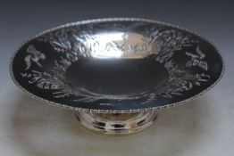 A HEAVY HALLMARKED SILVER PIERCED COMPORT BY THOMAS BRADBURY & SONS LTD - SHEFFIELD 1931, with